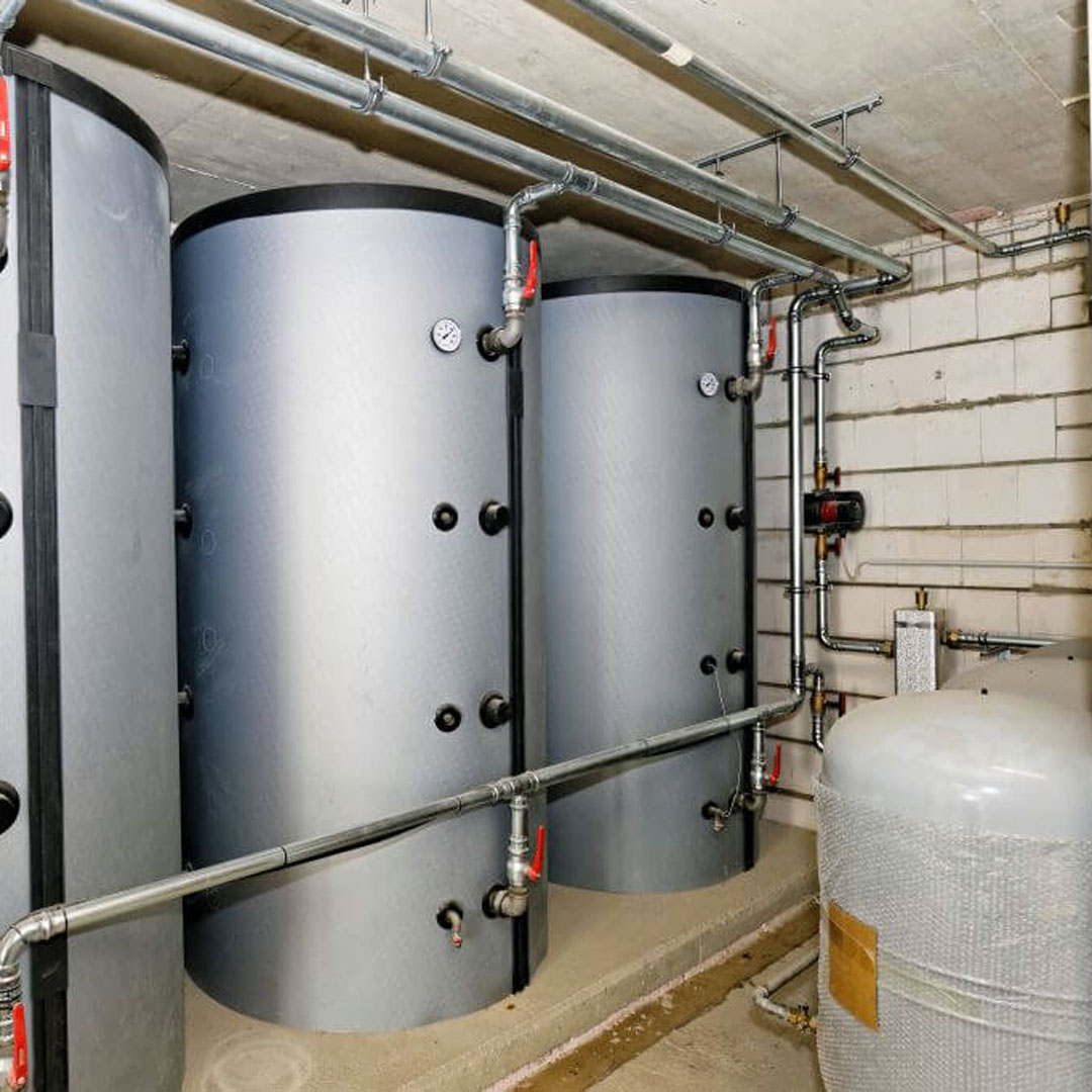 Pufferspeicher für Heizwasser zur Energiespeicherung in einem Kellerraum