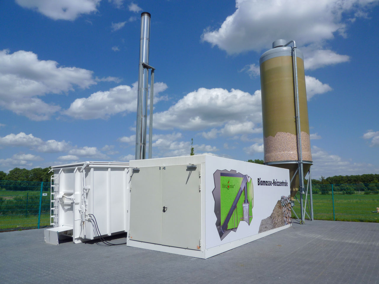 Biomasse Heizzentrale mit Brennstofflager und Heizungskessel von Heizomat